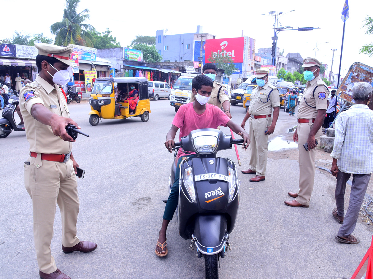 Strict Lockdown In Hyderabad - Sakshi3