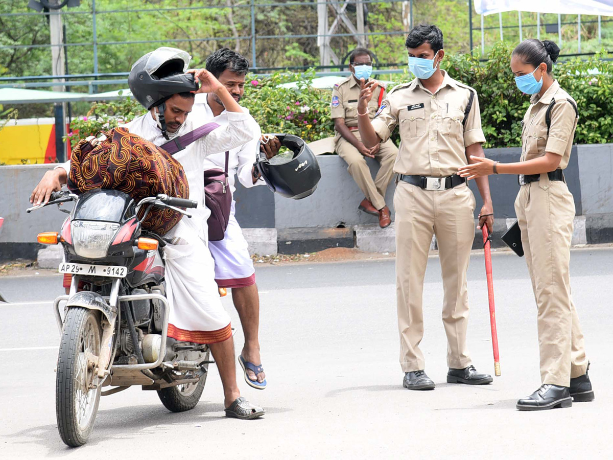 Strict Lockdown In Hyderabad - Sakshi37