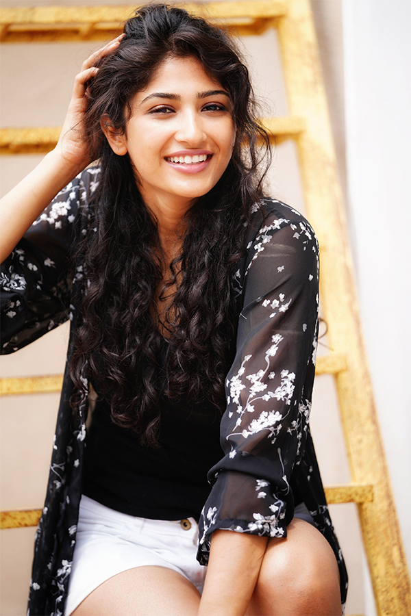 Actress Roshni Prakash Photoshoot Stills - Sakshi12