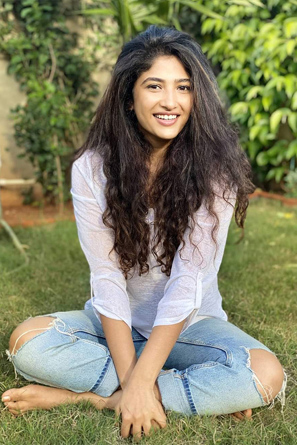 Actress Roshni Prakash Photoshoot Stills - Sakshi22