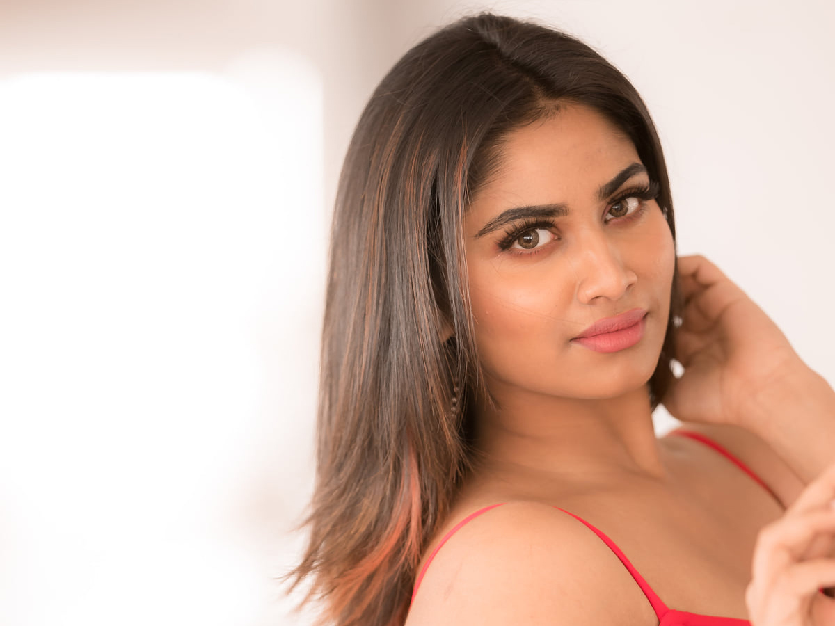 Actress Shivani Narayanan Beautiful Photos - Sakshi3