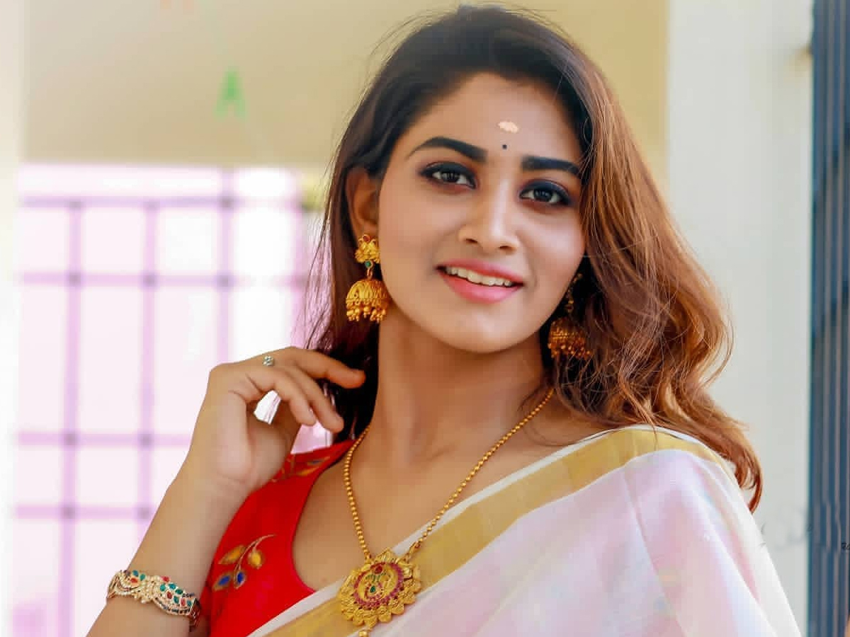 Actress Shivani Narayanan Beautiful Photos - Sakshi10