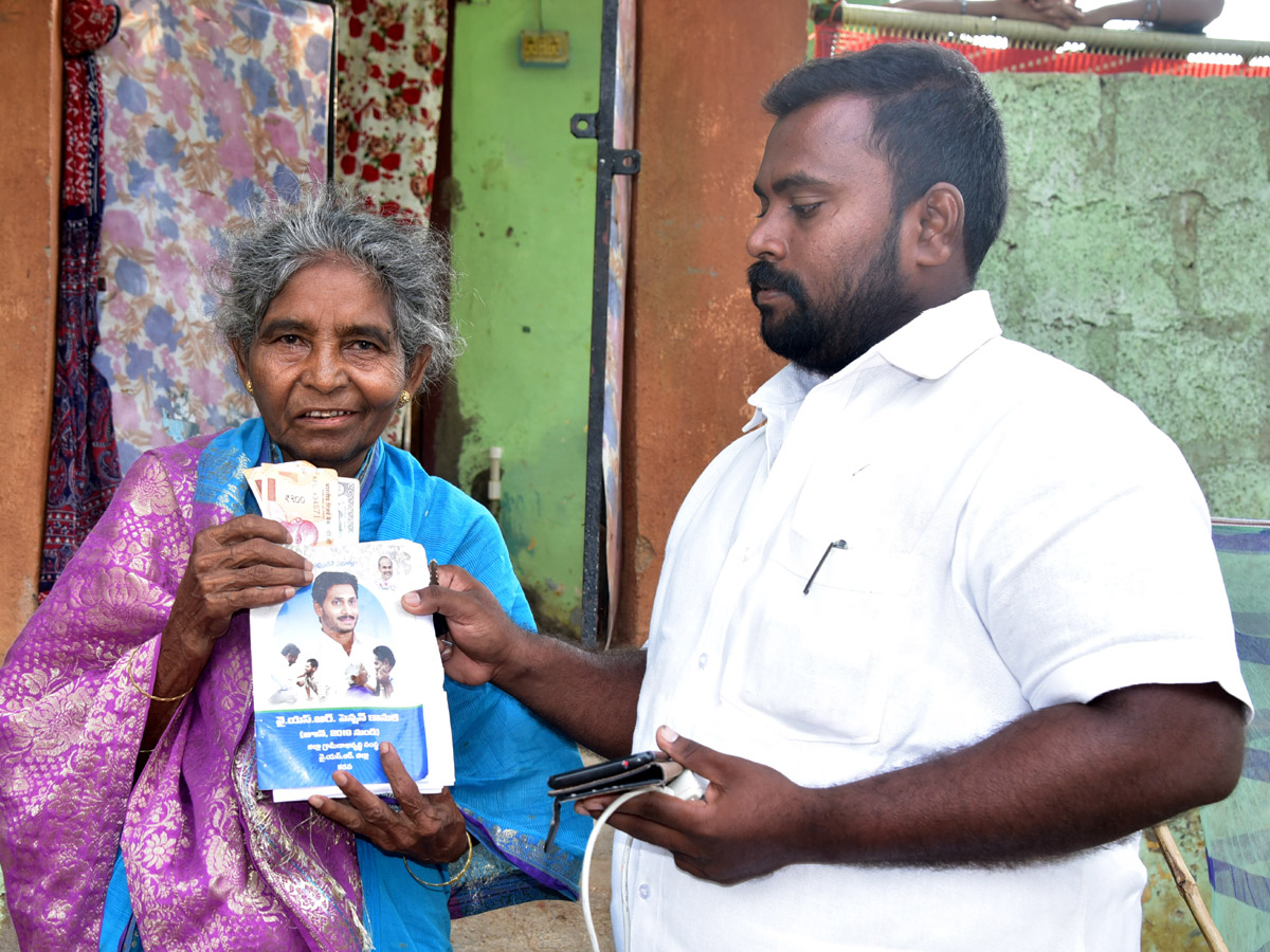  AP Volunteers Distributing Pensions To Pensioners Photo Gallery - Sakshi2