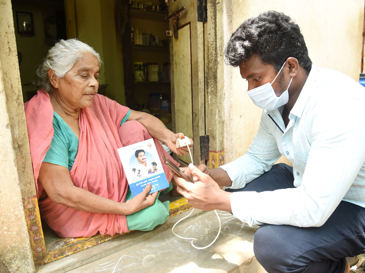  AP Volunteers Distributing Pensions To Pensioners Photo Gallery - Sakshi1