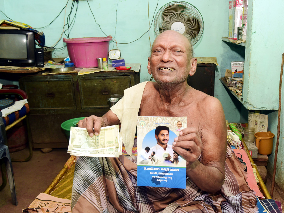  AP Volunteers Distributing Pensions To Pensioners Photo Gallery - Sakshi10