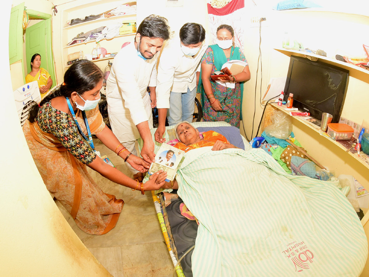  AP Volunteers Distributing Pensions To Pensioners Photo Gallery - Sakshi14