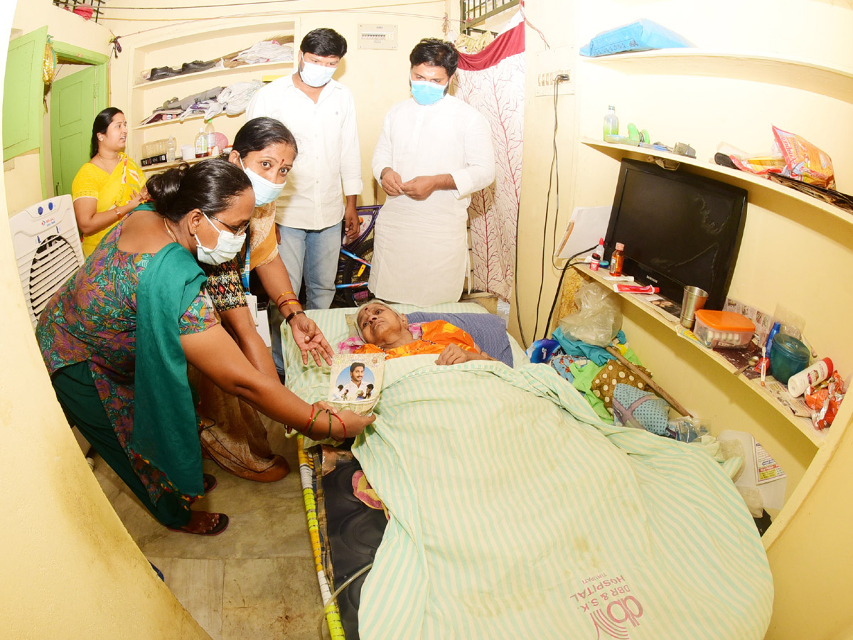  AP Volunteers Distributing Pensions To Pensioners Photo Gallery - Sakshi15