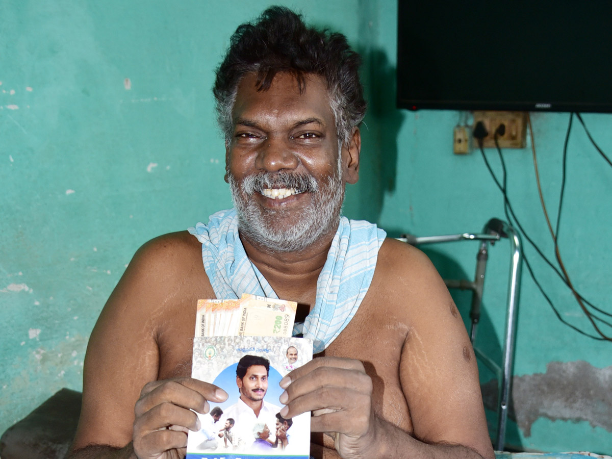  AP Volunteers Distributing Pensions To Pensioners Photo Gallery - Sakshi4