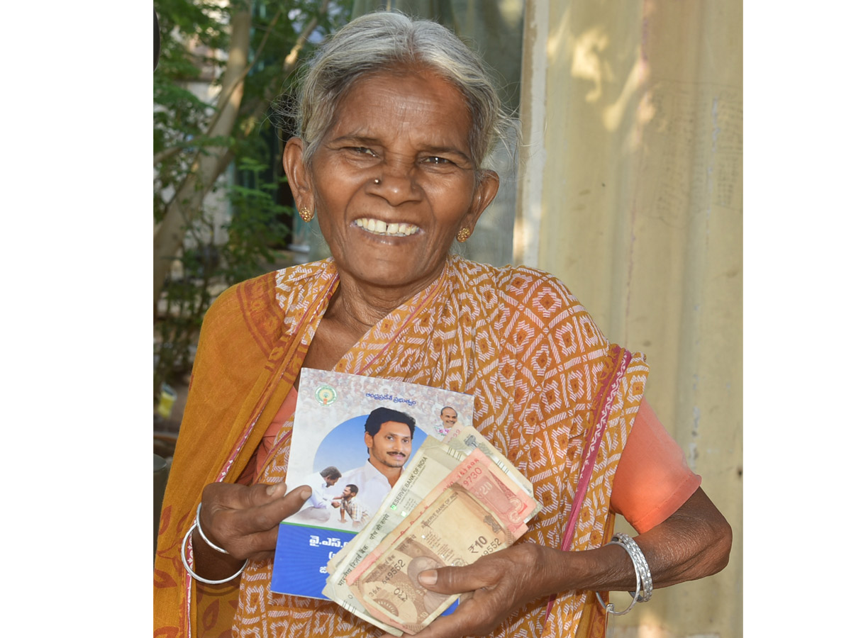  AP Volunteers Distributing Pensions To Pensioners Photo Gallery - Sakshi7