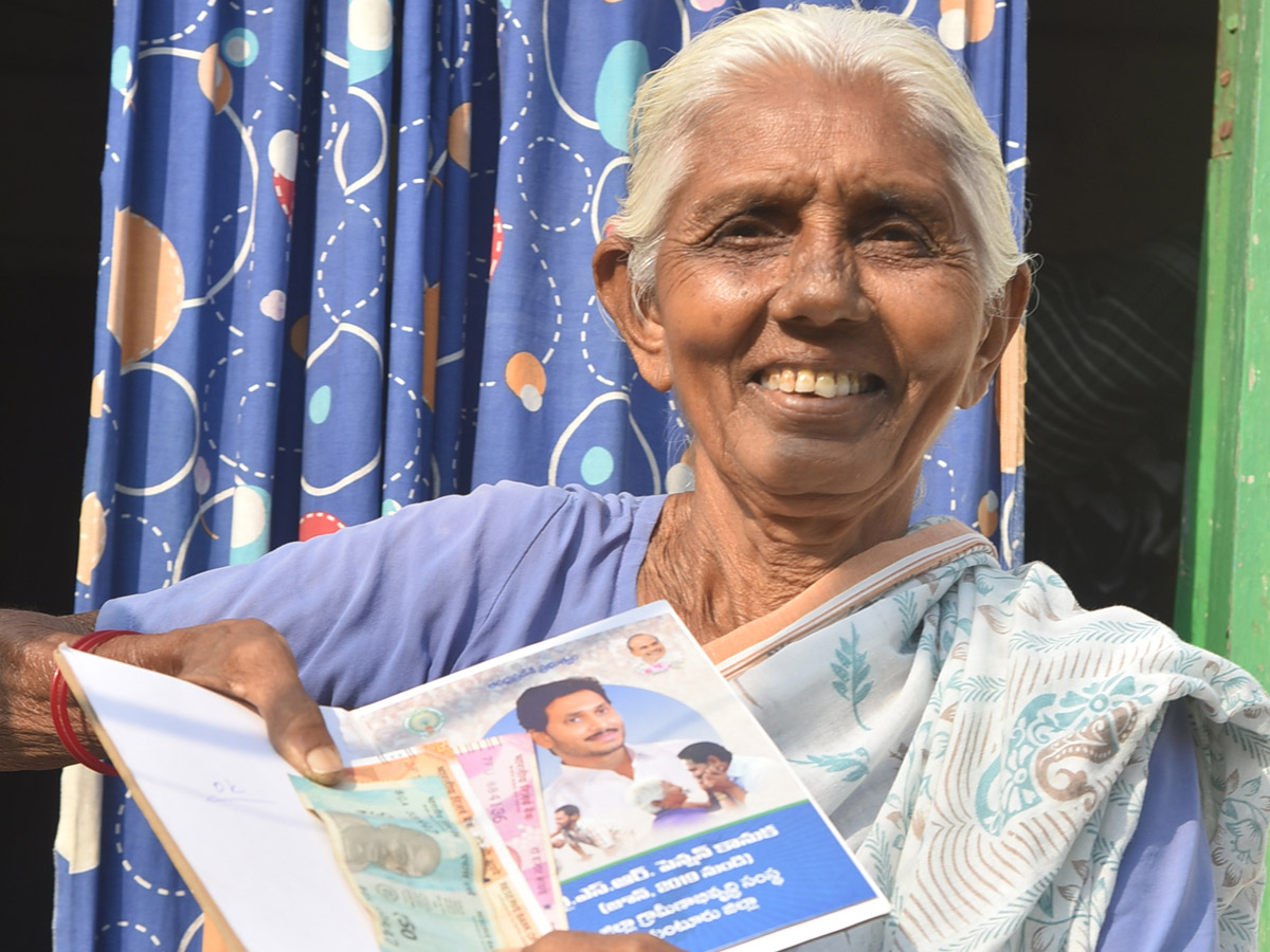  AP Volunteers Distributing Pensions To Pensioners Photo Gallery - Sakshi8