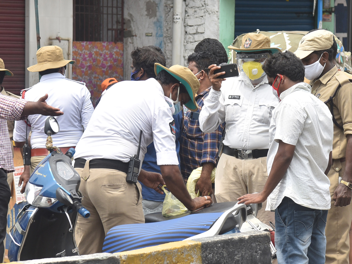 Andhra Pradesh Curfew Photos - Sakshi17