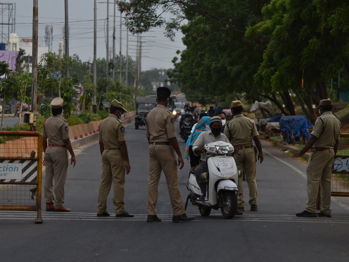 Andhra Pradesh Curfew Photos - Sakshi32
