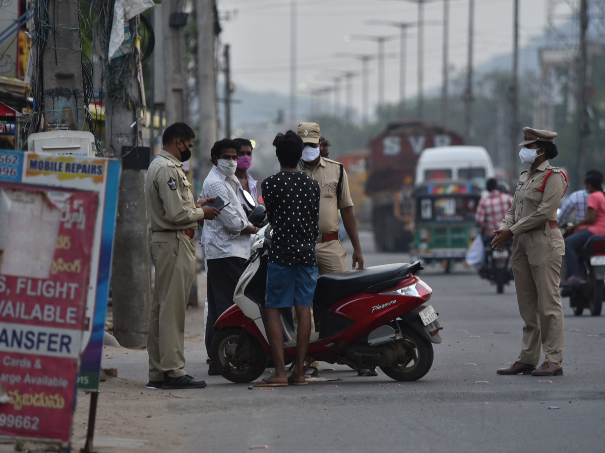 Andhra Pradesh Curfew Photos - Sakshi35