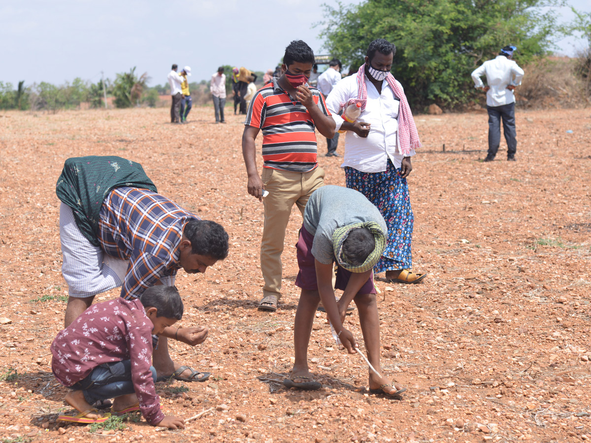 Diamonds Found In Jonnagiri Kurnool District - Sakshi1