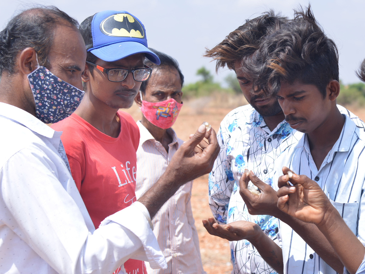 Diamonds Found In Jonnagiri Kurnool District - Sakshi2