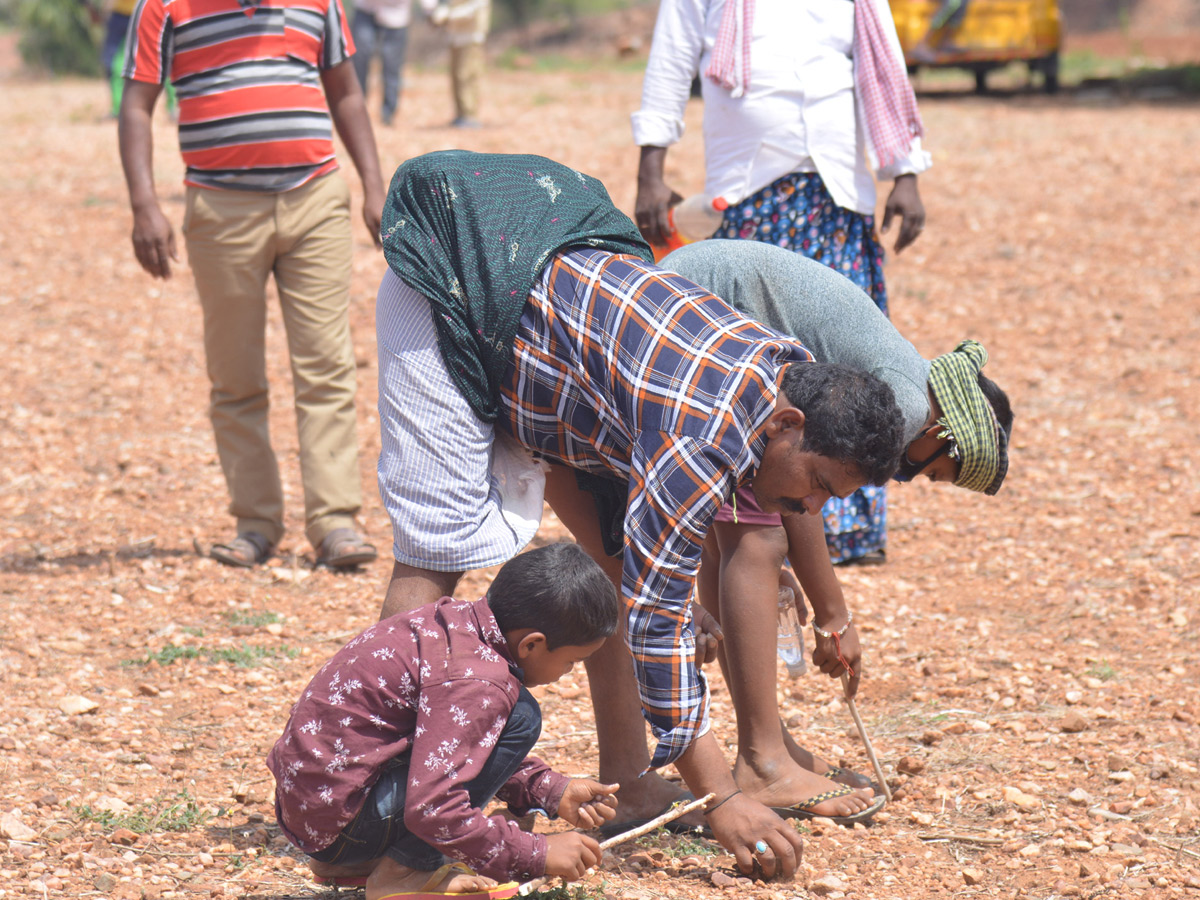 Diamonds Found In Jonnagiri Kurnool District - Sakshi6