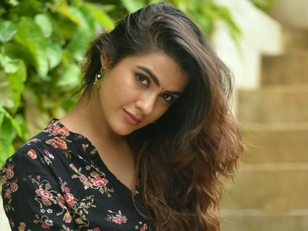 Ek Mini Katha Heroine Kavya Thapar Photos - Sakshi2