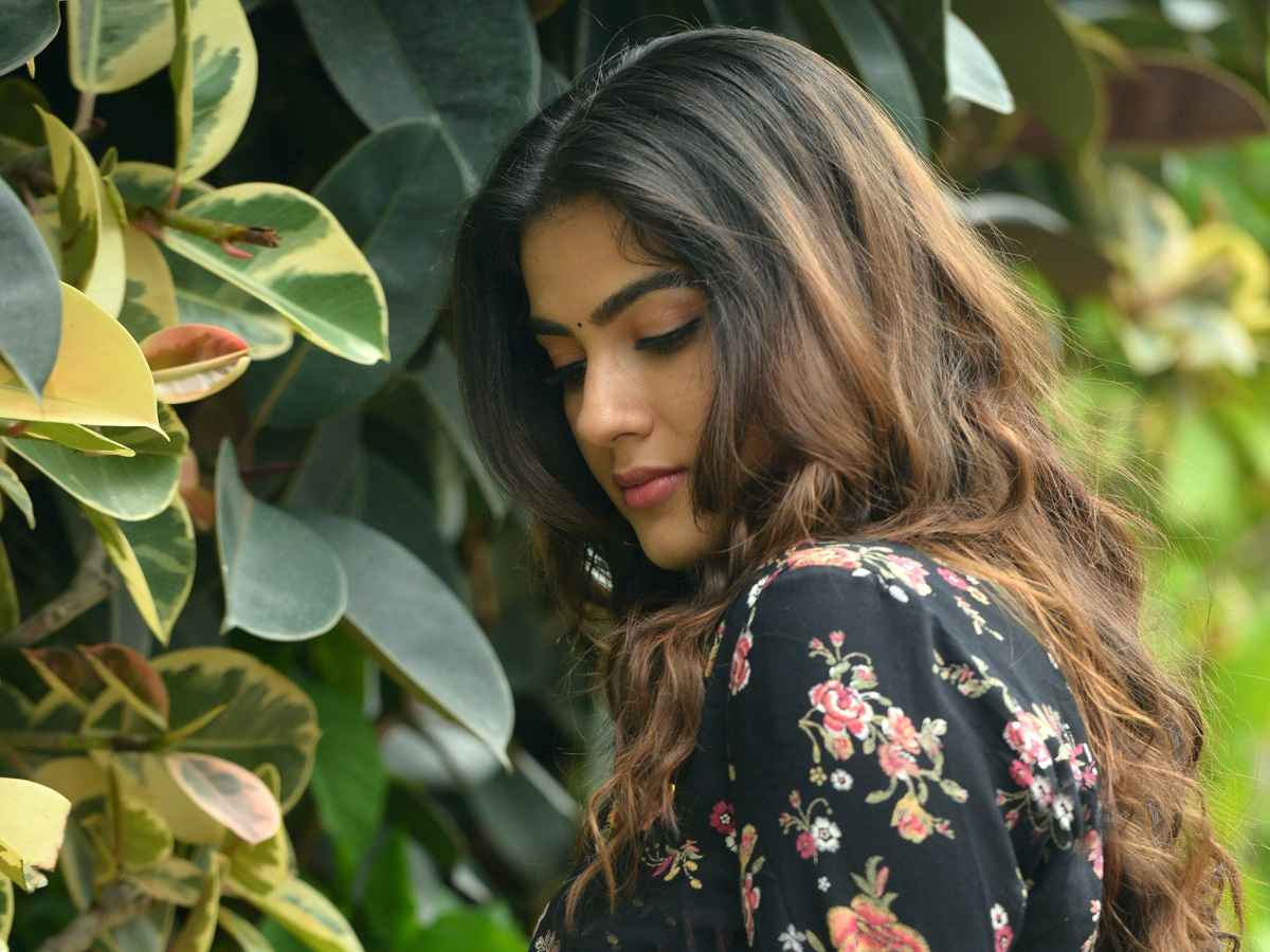 Ek Mini Katha Heroine Kavya Thapar Photos - Sakshi3