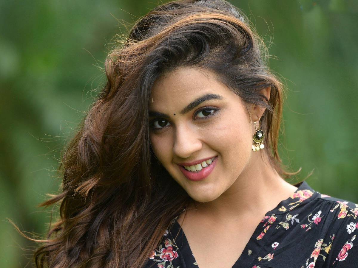 Ek Mini Katha Heroine Kavya Thapar Photos - Sakshi5
