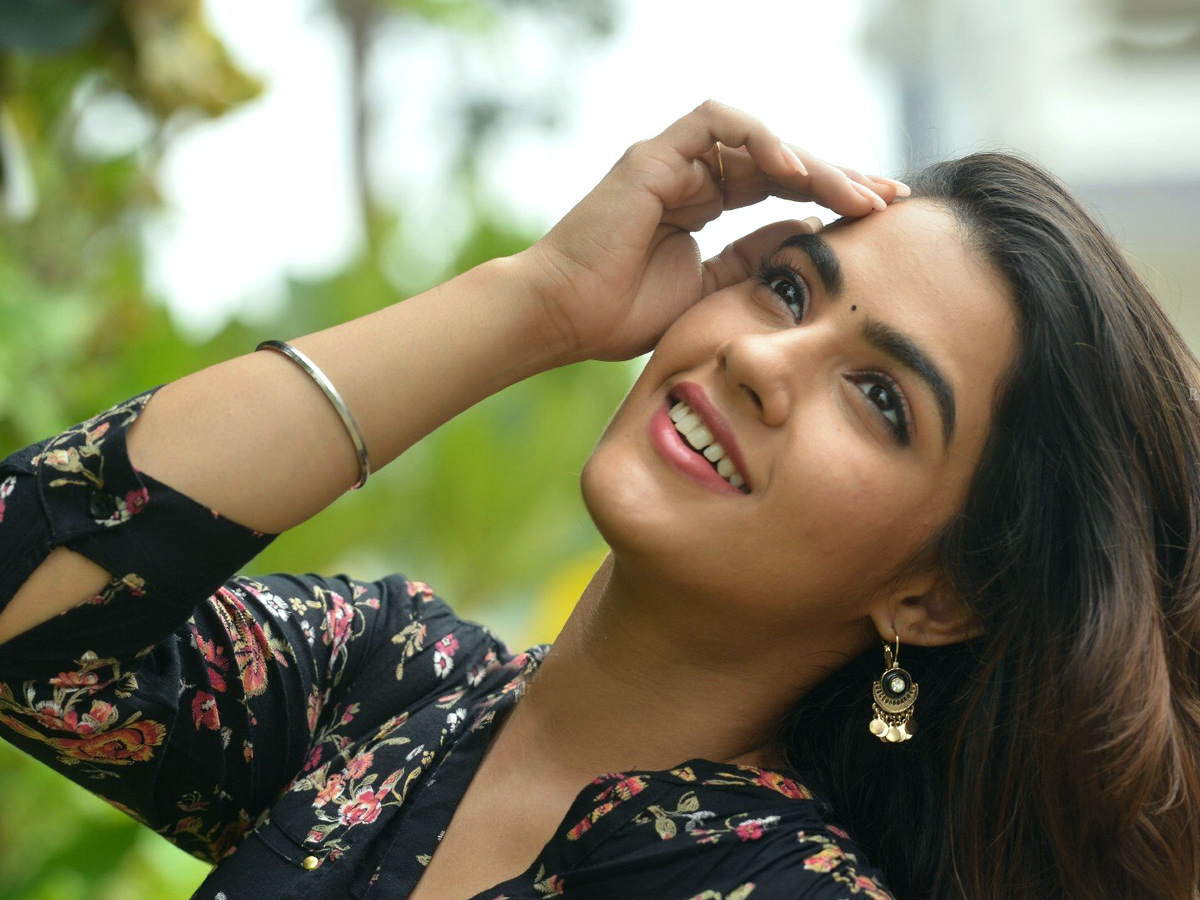 Ek Mini Katha Heroine Kavya Thapar Photos - Sakshi6