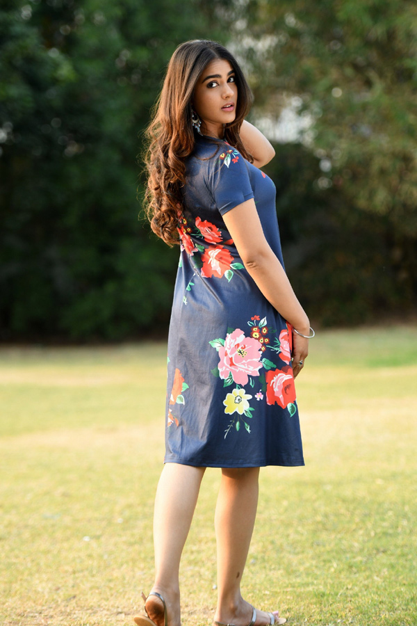 Ek Mini Katha Heroine Kavya Thapar Photos - Sakshi11