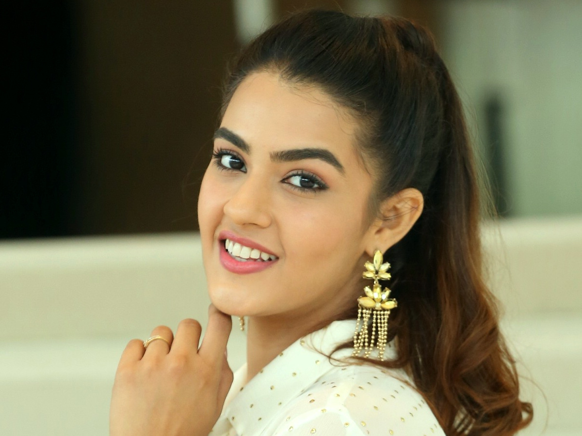 Ek Mini Katha Heroine Kavya Thapar Photos - Sakshi14
