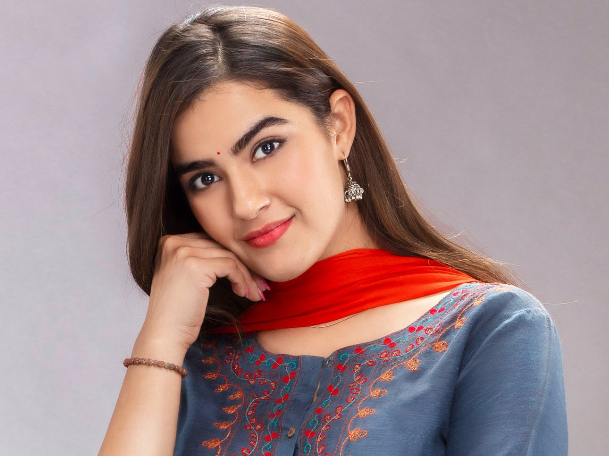 Ek Mini Katha Heroine Kavya Thapar Photos - Sakshi23
