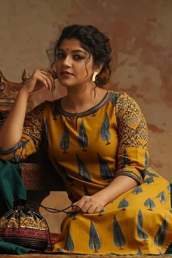 Aakaasam Nee Haddhu Ra Movie Fame Aparna Balamurali Photos - Sakshi3
