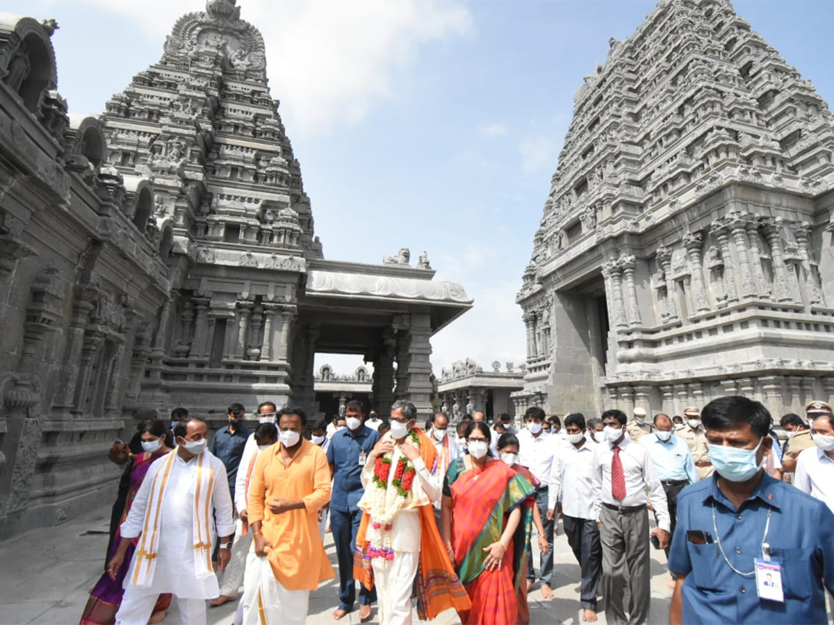 Justice NV Ramana visit Yadadri - Sakshi13
