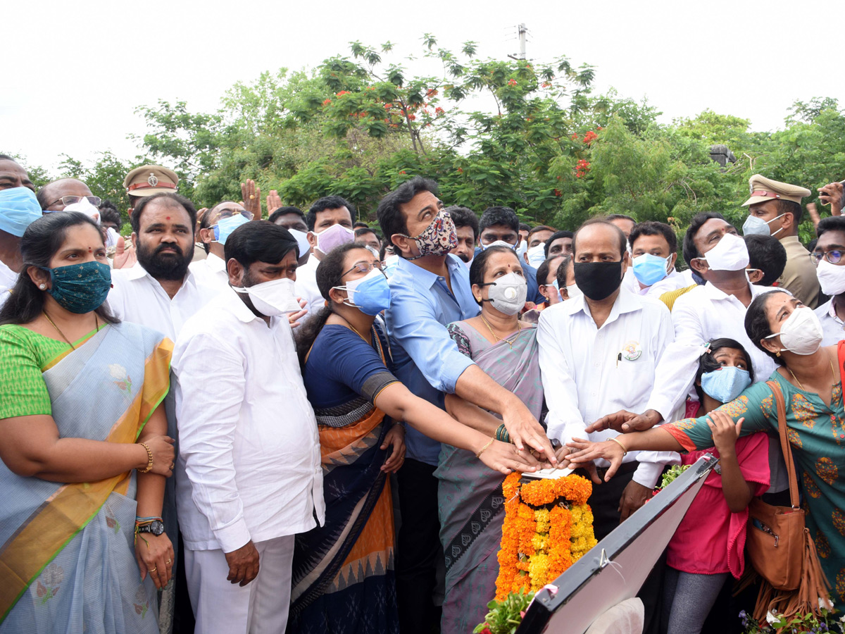 Minister KTR Inaugurated Colonel Santosh Babu Statue Photo Gallery - Sakshi11