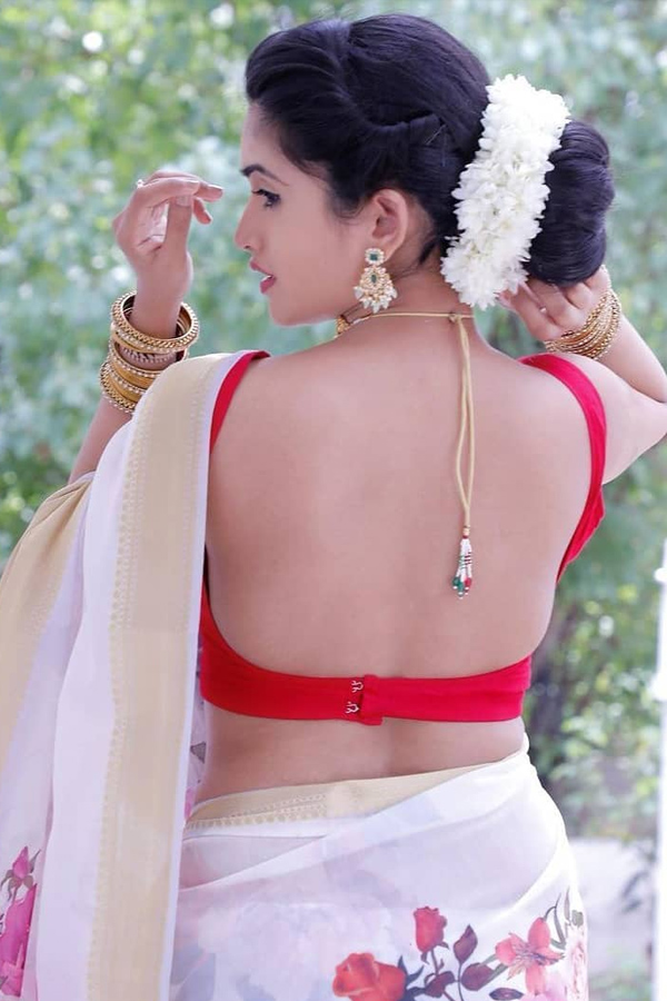 Tollywood anchor Sravanthi Chokkarapu Photos - Sakshi5