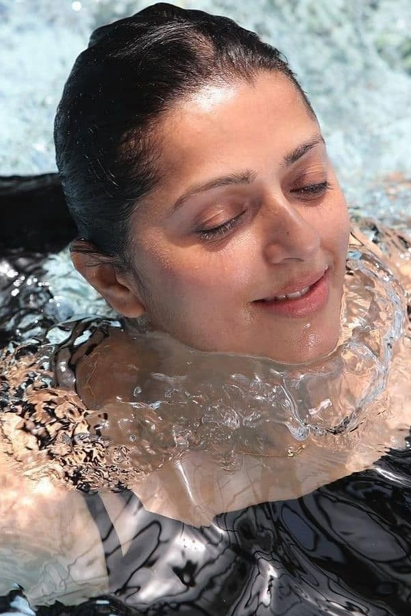 Bhumika Chawla Beautiful Photos - Sakshi17