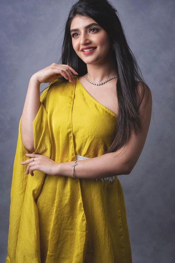 Pelli Sandadi Heroine Sree Leela Photo Gallery - Sakshi15