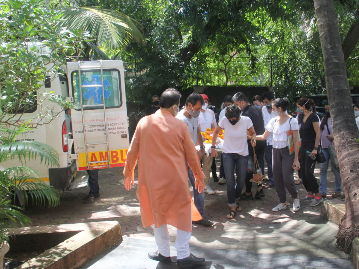 Mandira Bedi Husband Raj Kaushal’s Funeral Photo Gallery - Sakshi5