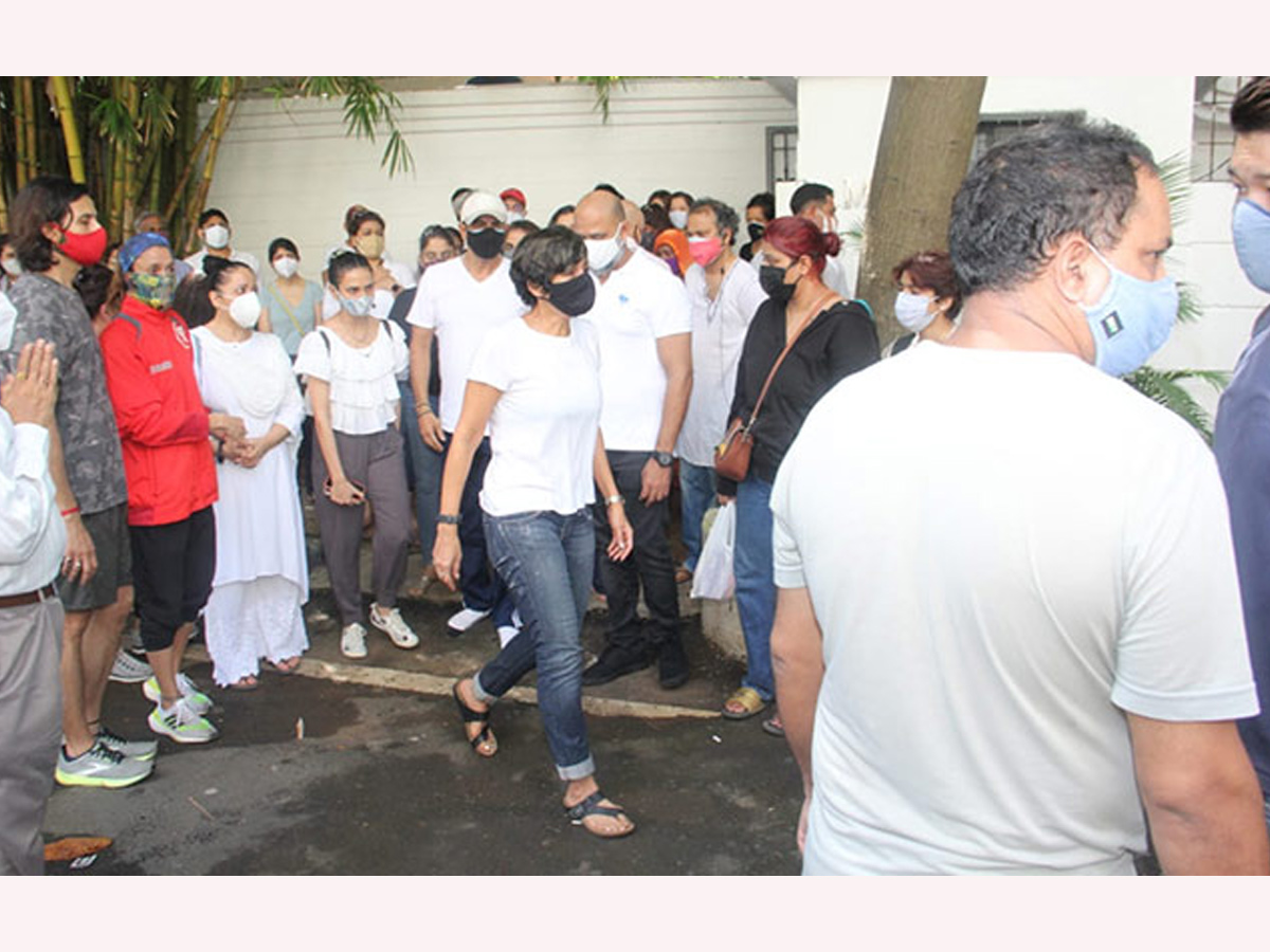 Mandira Bedi Husband Raj Kaushal’s Funeral Photo Gallery - Sakshi6