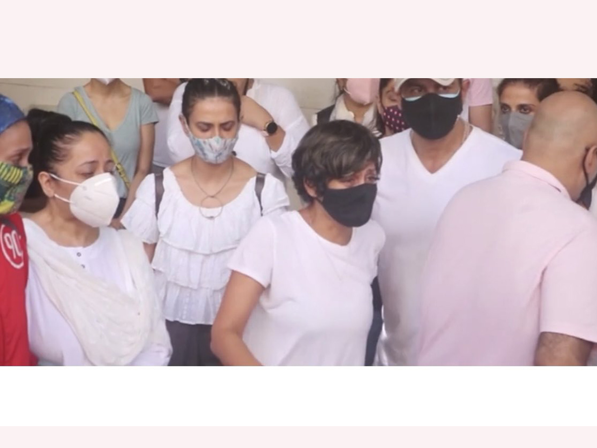Mandira Bedi Husband Raj Kaushal’s Funeral Photo Gallery - Sakshi7
