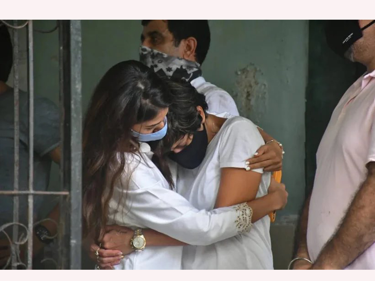 Mandira Bedi Husband Raj Kaushal’s Funeral Photo Gallery - Sakshi9