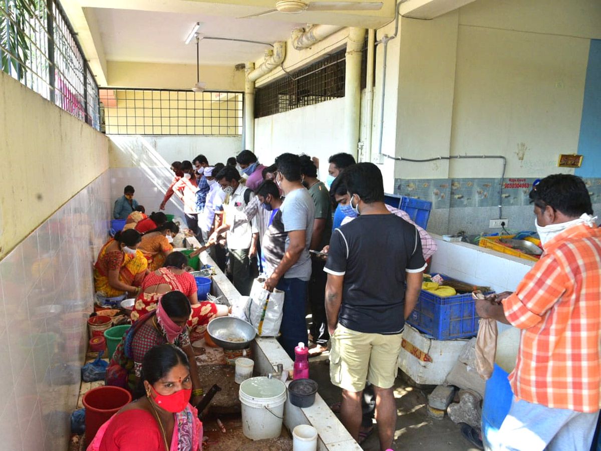Huge Rush At Fish Market On Occasion Of Mrigasira Karthi - Sakshi13