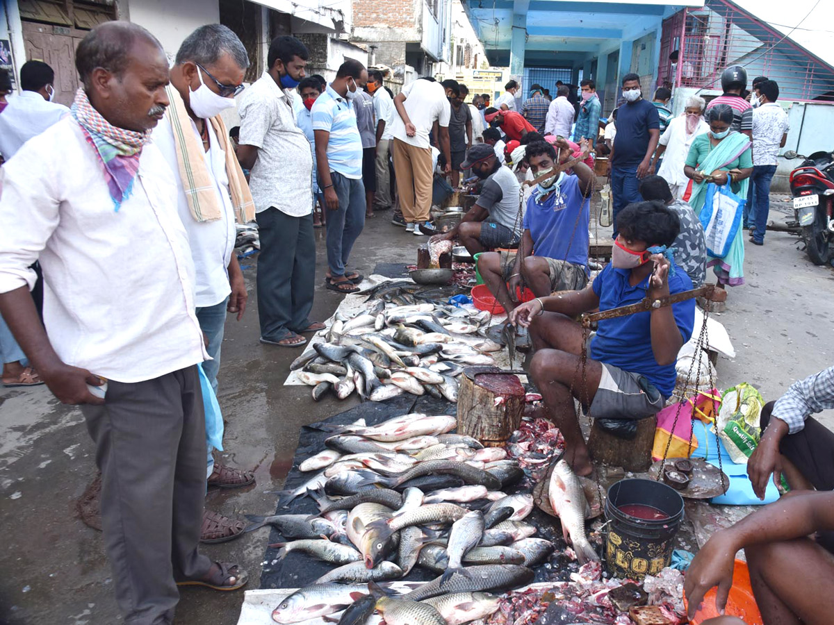 Huge Rush At Fish Market On Occasion Of Mrigasira Karthi - Sakshi4