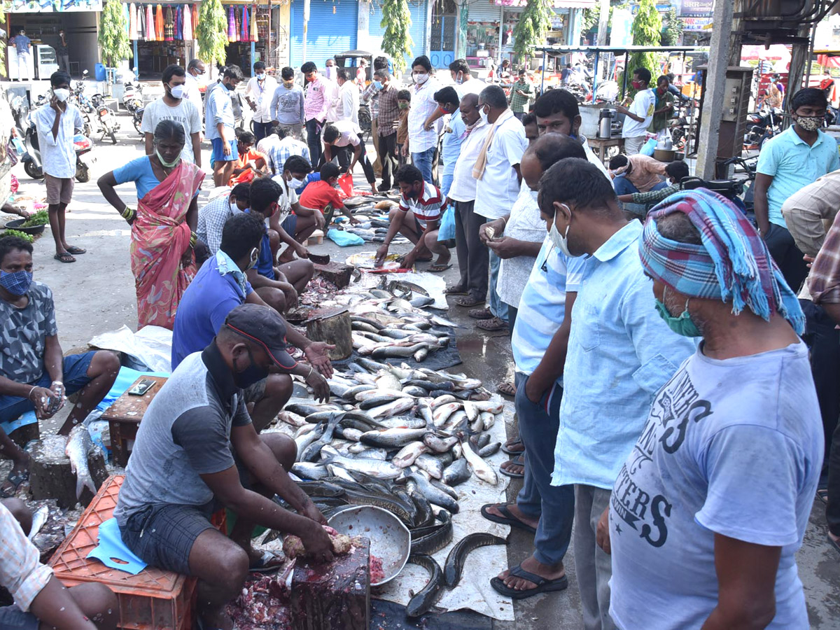 Huge Rush At Fish Market On Occasion Of Mrigasira Karthi - Sakshi7