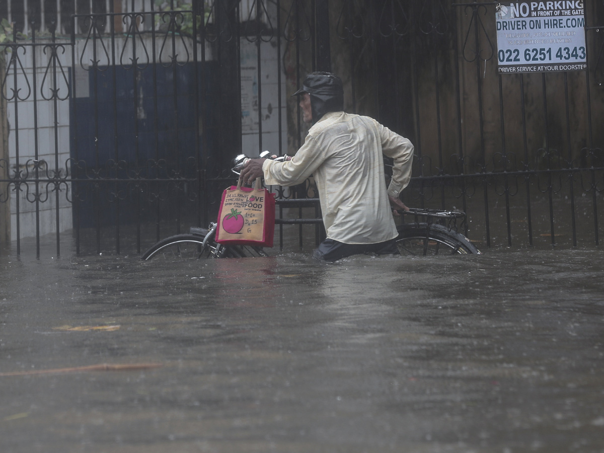 Heavy Rains Lashes Mumbai Photo Gallery - Sakshi2