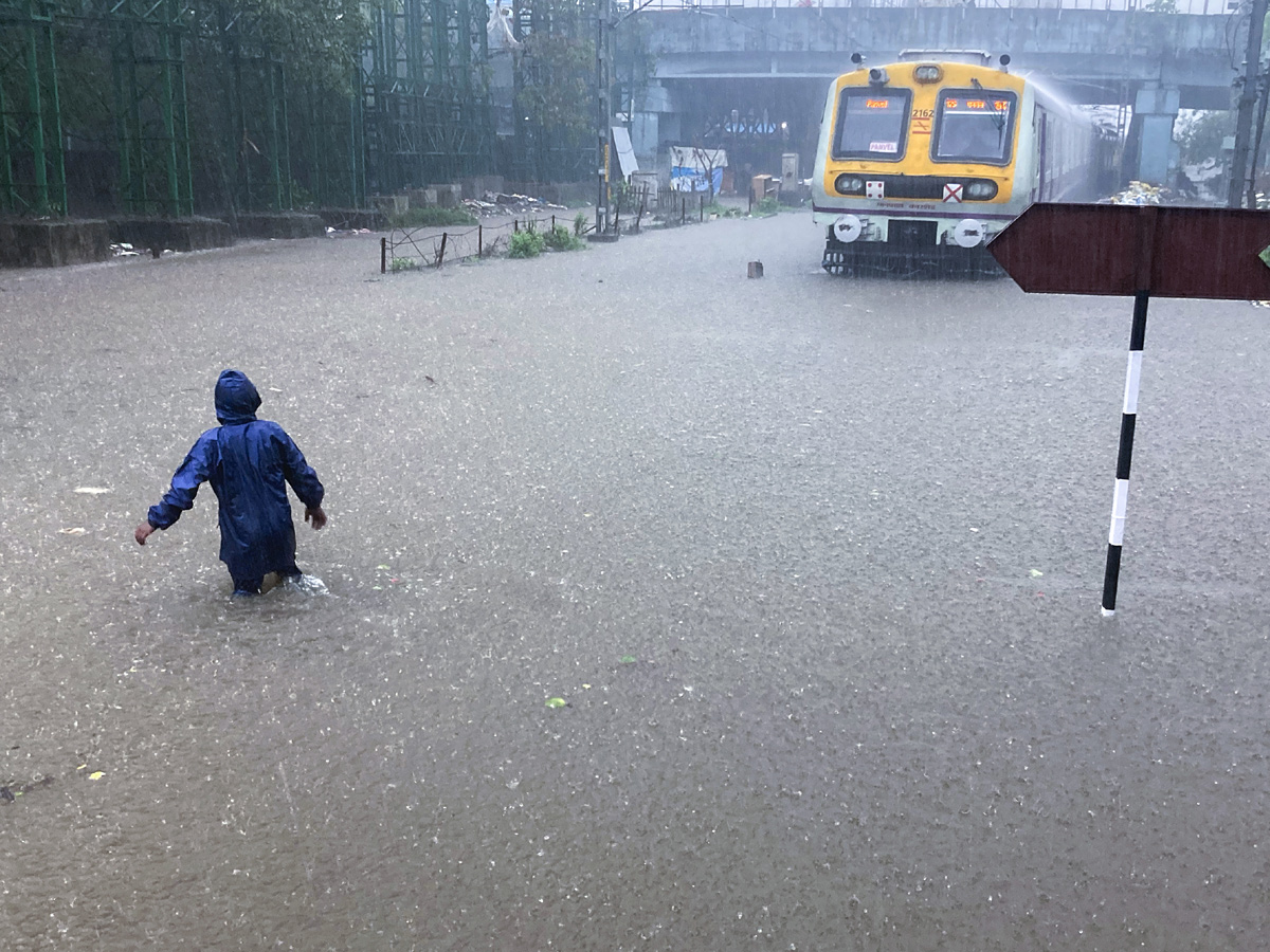 Heavy Rains Lashes Mumbai Photo Gallery - Sakshi11