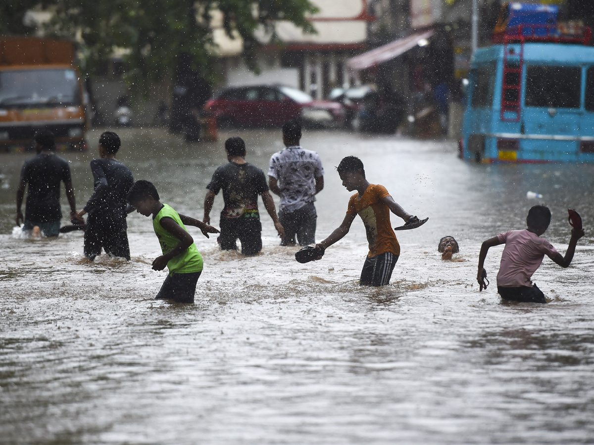 Heavy Rains Lashes Mumbai Photo Gallery - Sakshi12