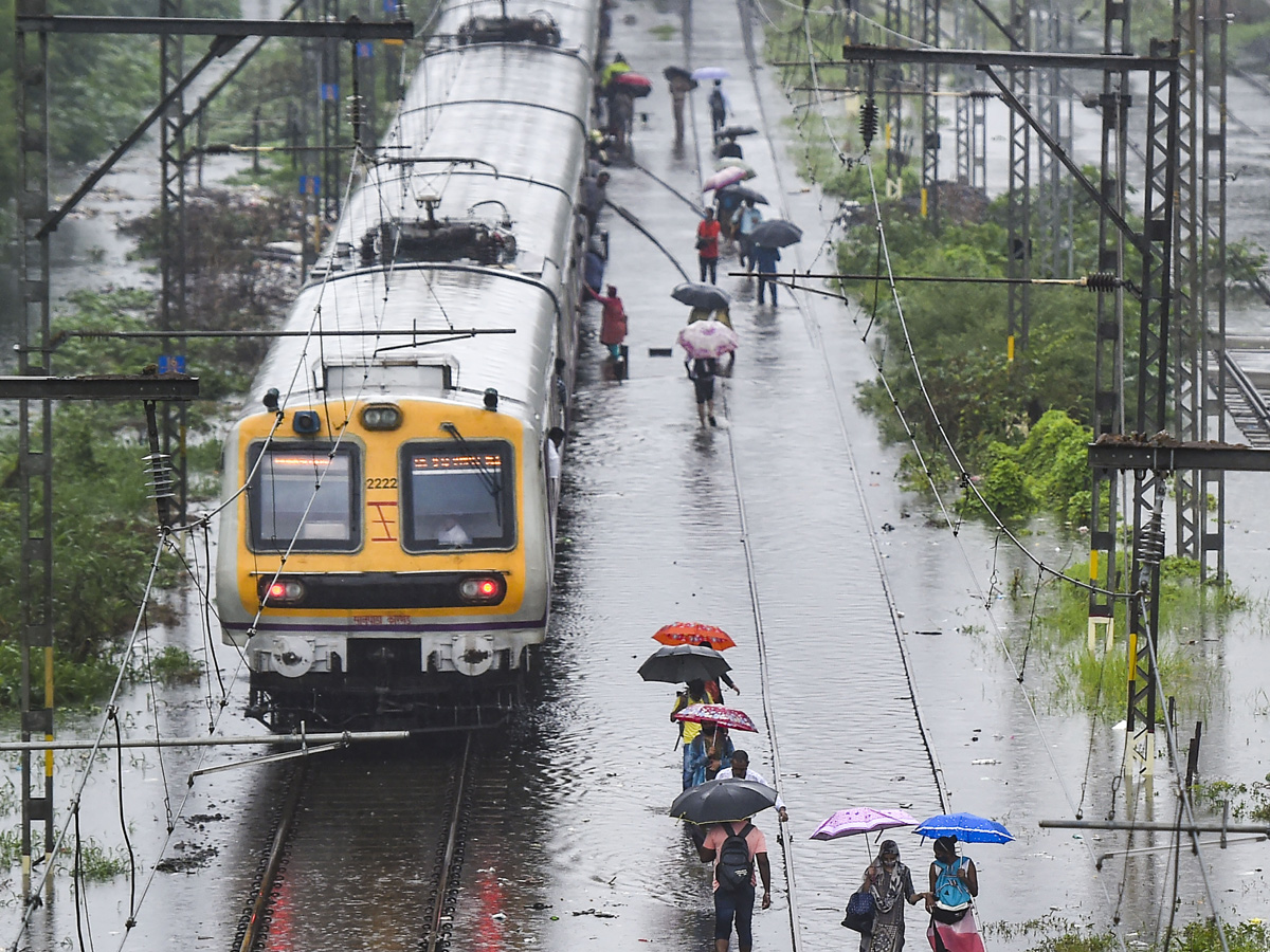 Heavy Rains Lashes Mumbai Photo Gallery - Sakshi14