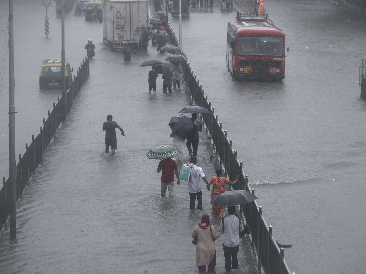 Heavy Rains Lashes Mumbai Photo Gallery - Sakshi15