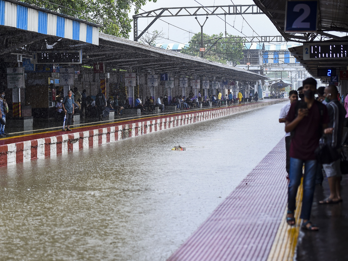 Heavy Rains Lashes Mumbai Photo Gallery - Sakshi17
