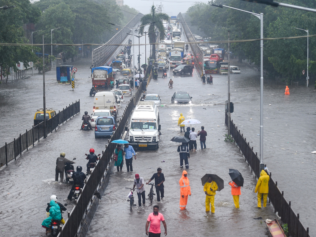 Heavy Rains Lashes Mumbai Photo Gallery - Sakshi3