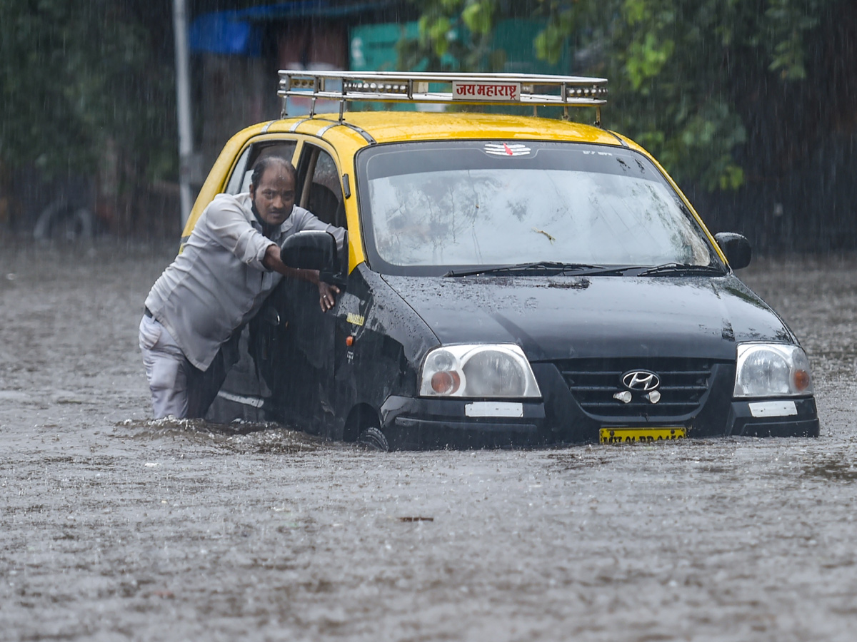 Heavy Rains Lashes Mumbai Photo Gallery - Sakshi23