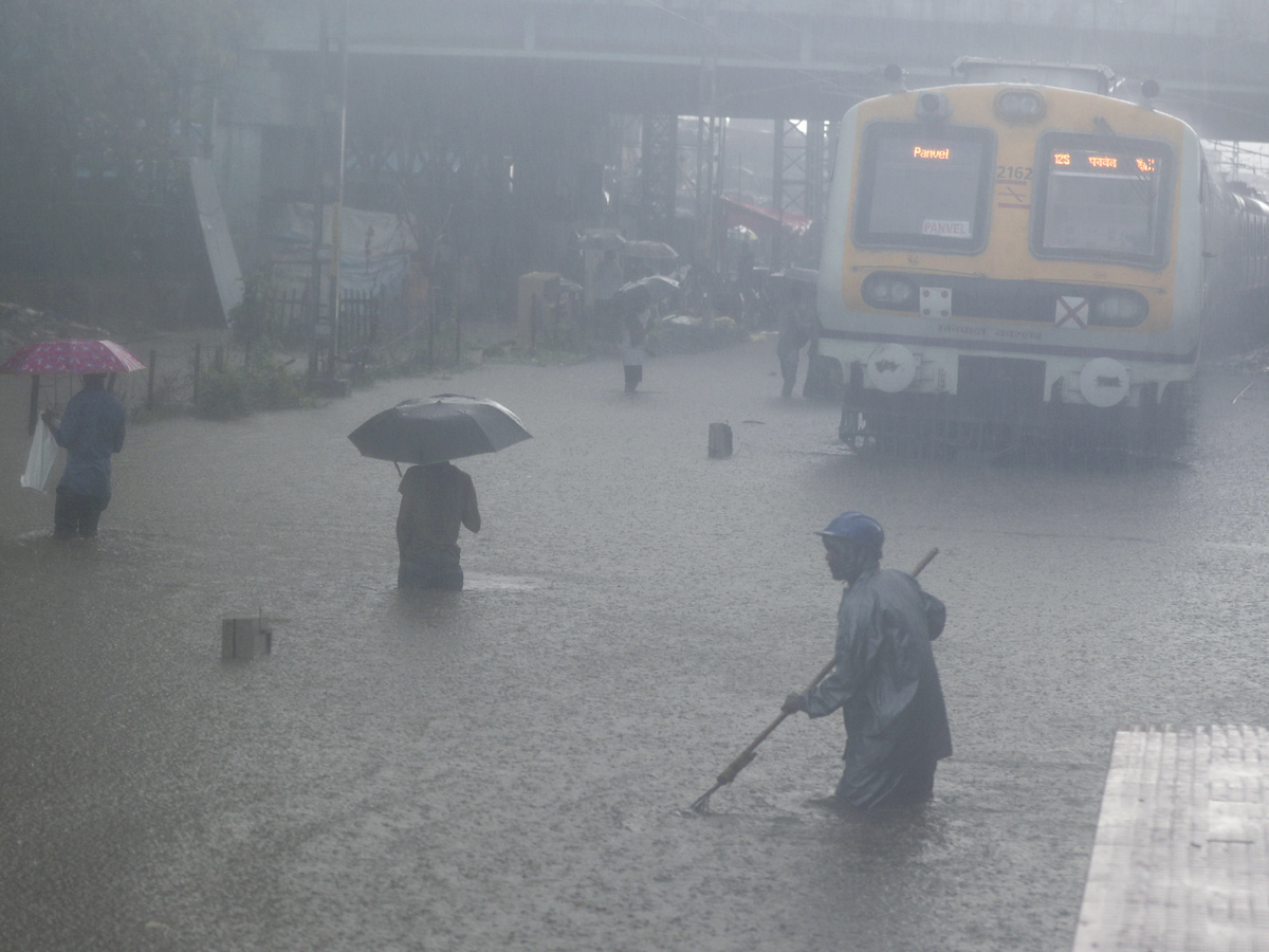 Heavy Rains Lashes Mumbai Photo Gallery - Sakshi4