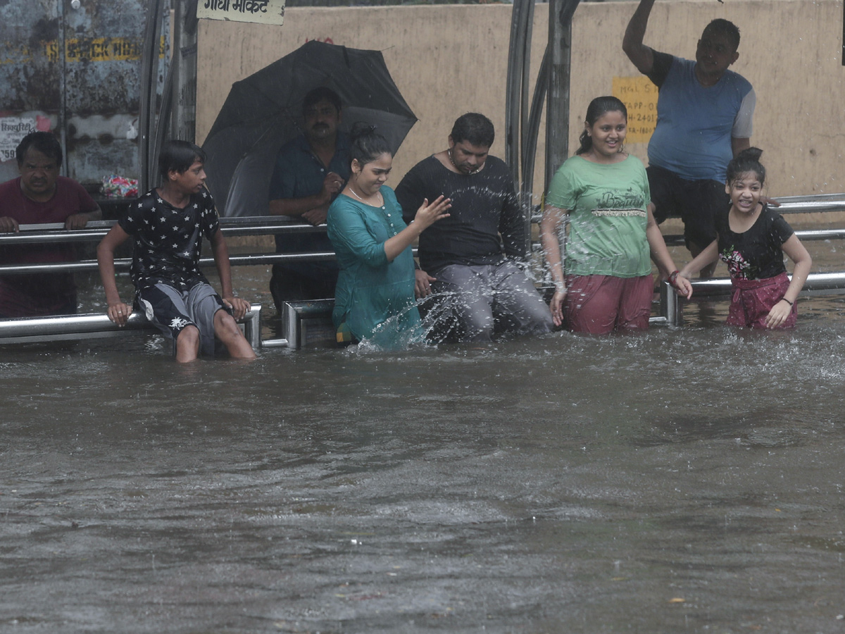 Heavy Rains Lashes Mumbai Photo Gallery - Sakshi6